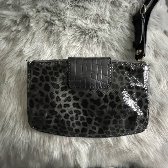 Guess wristlet/clutch - Picture 3 of 7